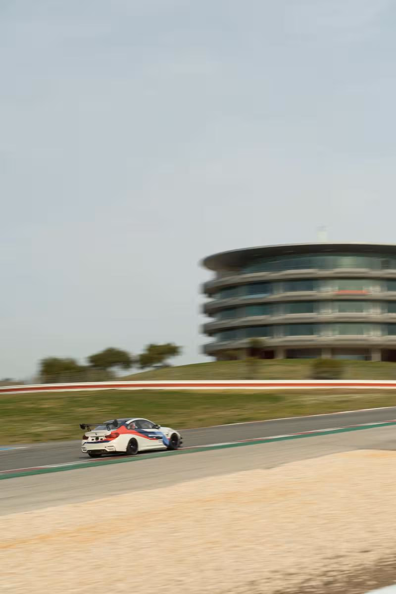 BMW Motorsport-Rennwagen mit M-Livery fährt auf einer Rennstrecke.