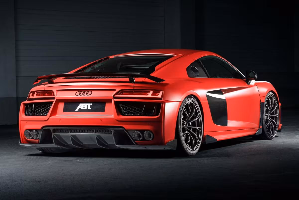ABT: Roter Audi R8 mit ABT-Logo, Heckansicht im dunklen Studio.
