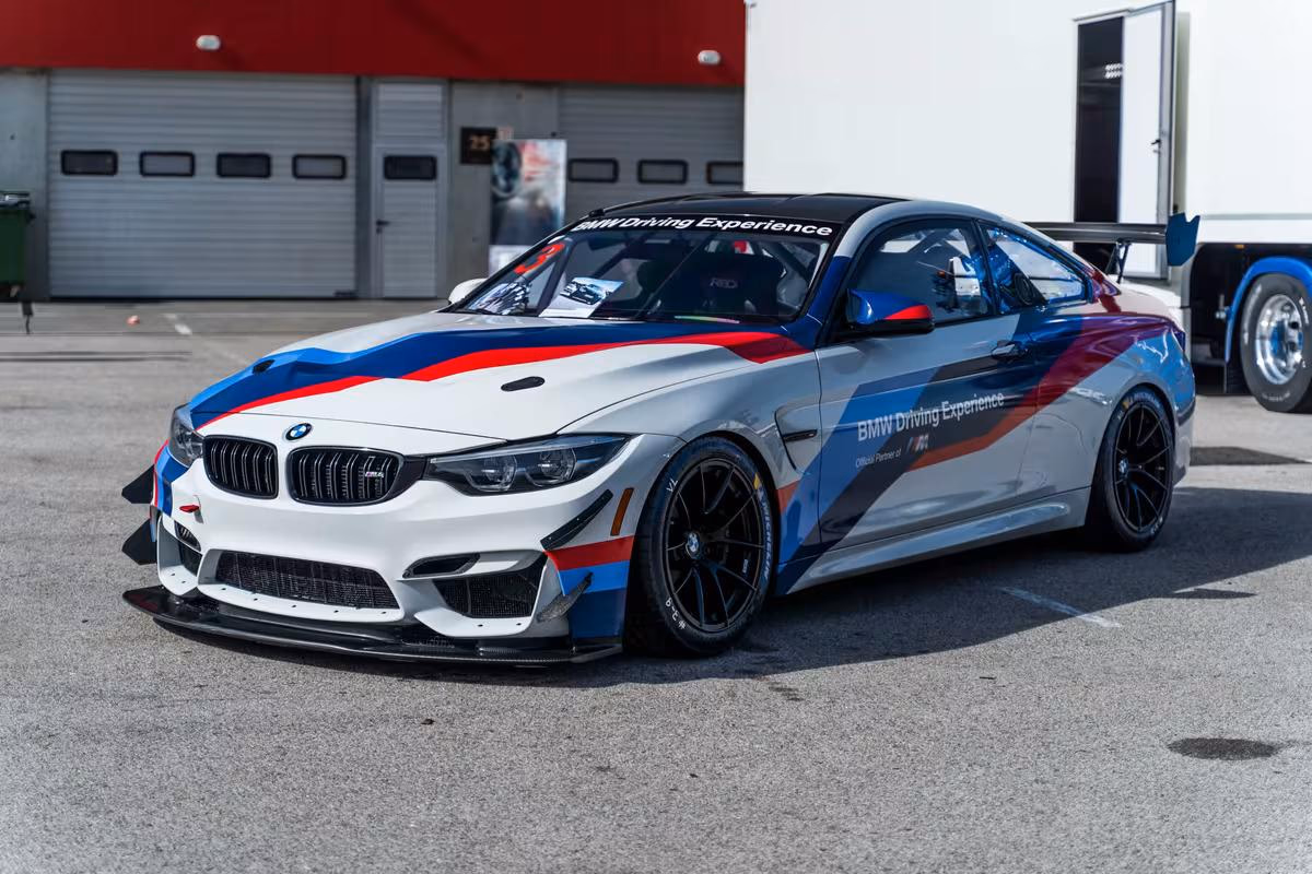 BMW M4 Motorsport-Rennwagen mit blau-rot-weißem Lack und großem Heckflügel