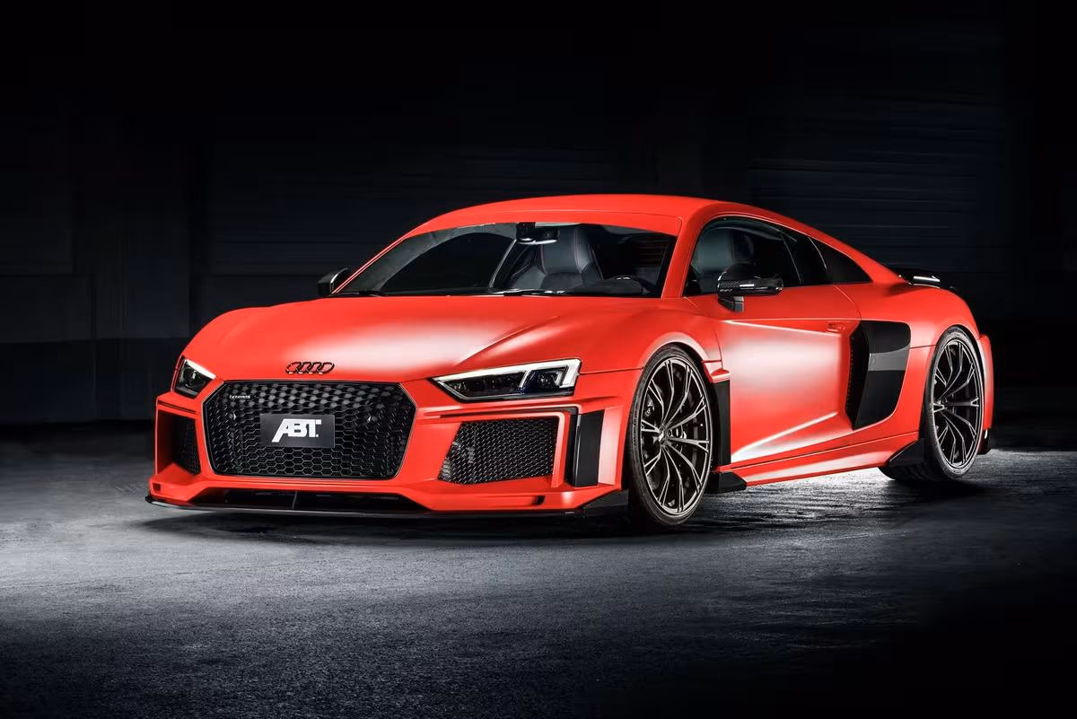 ABT: Roter ABT Sportsline Audi R8 im Studio vor dunklem Hintergrund.