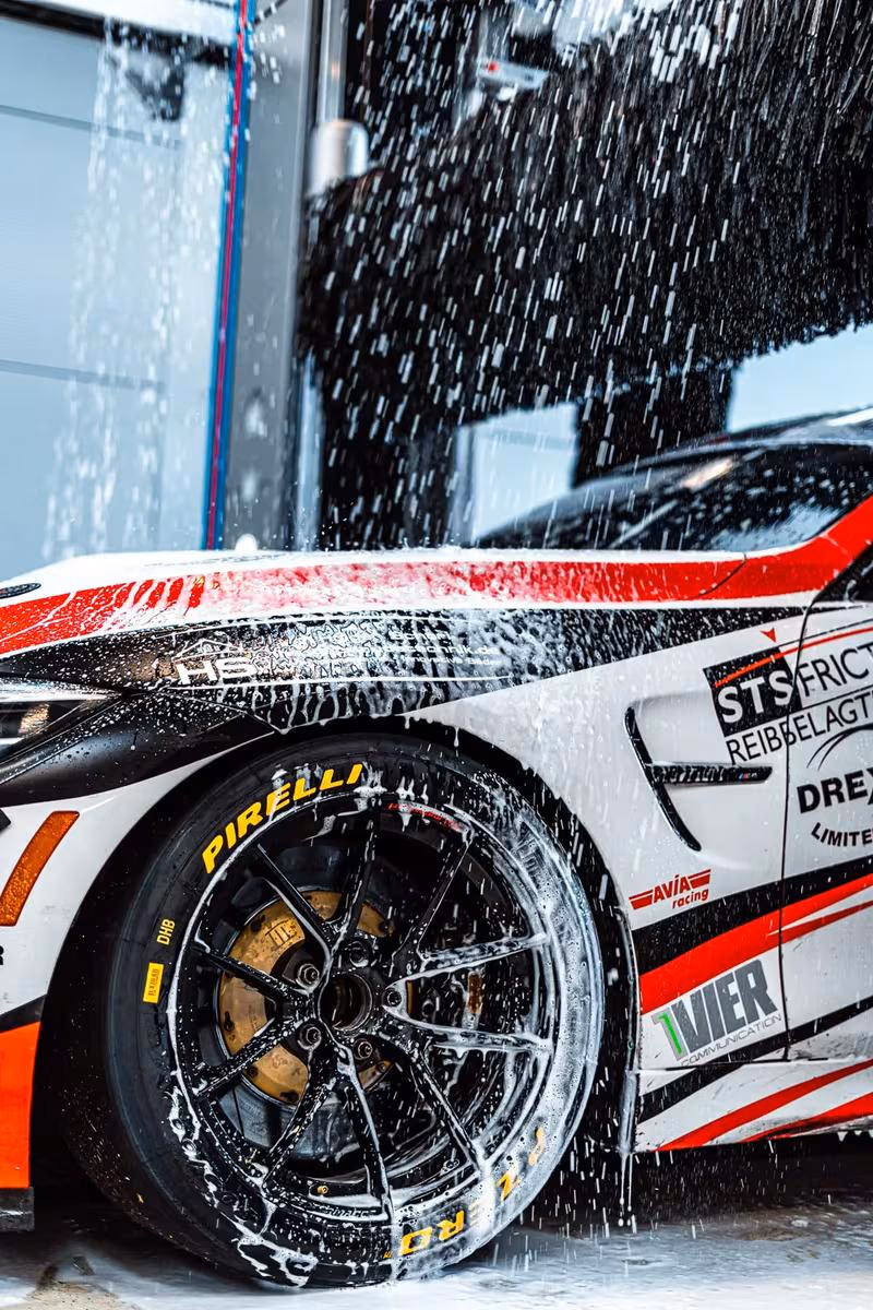 Christ Wash Systems: Nahaufnahme eines nassen Rennrads mit Pirelli-Reifen und Sponsorenlogos.