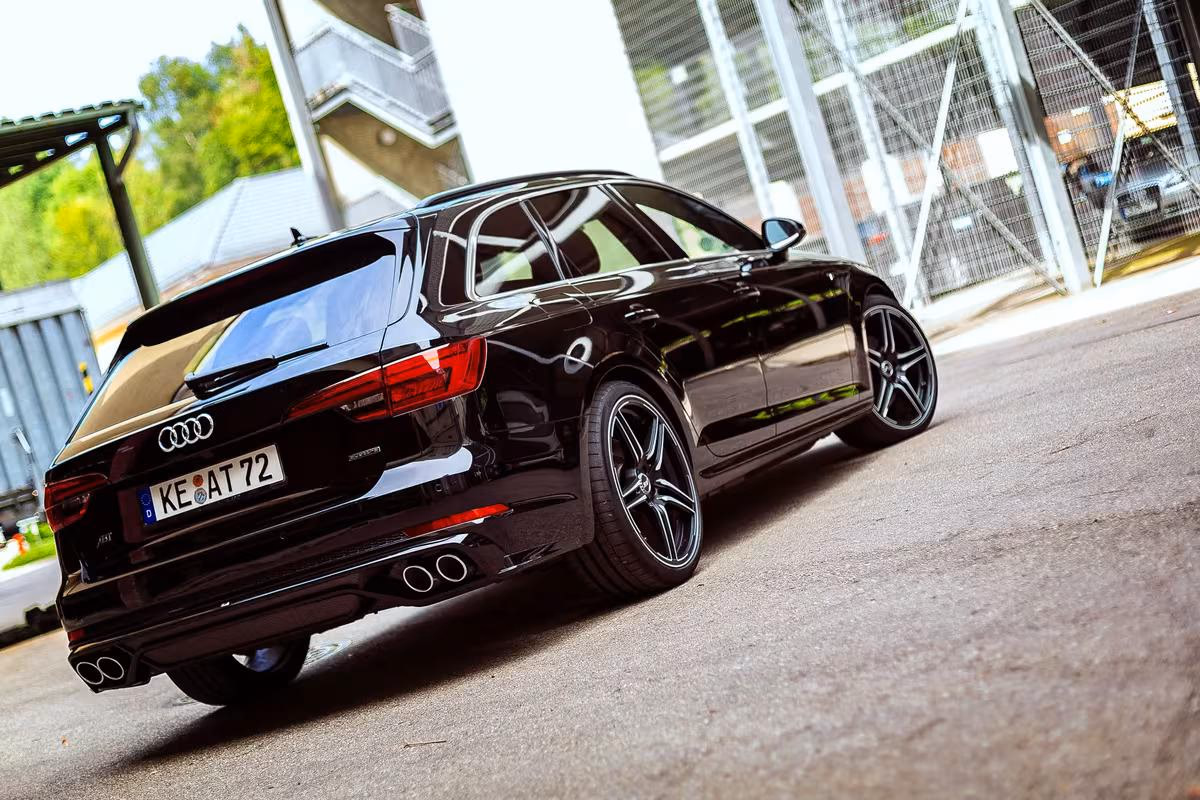 Schwarzer Audi RS6 Avant mit ABT-Tuning und Kennzeichen KE-AT 72