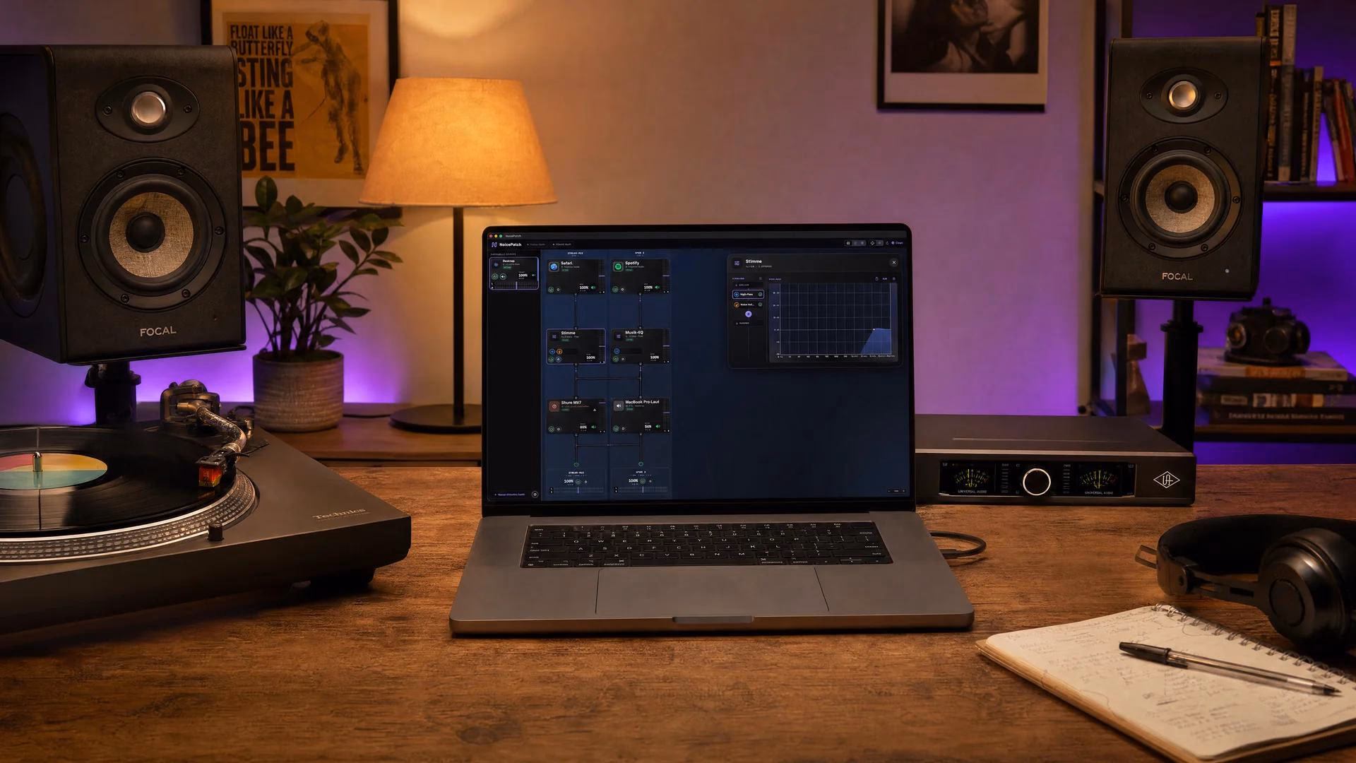 Laptop mit NoicePatch-Software im Home-Studio neben Focal-Monitoren und Plattenspieler.