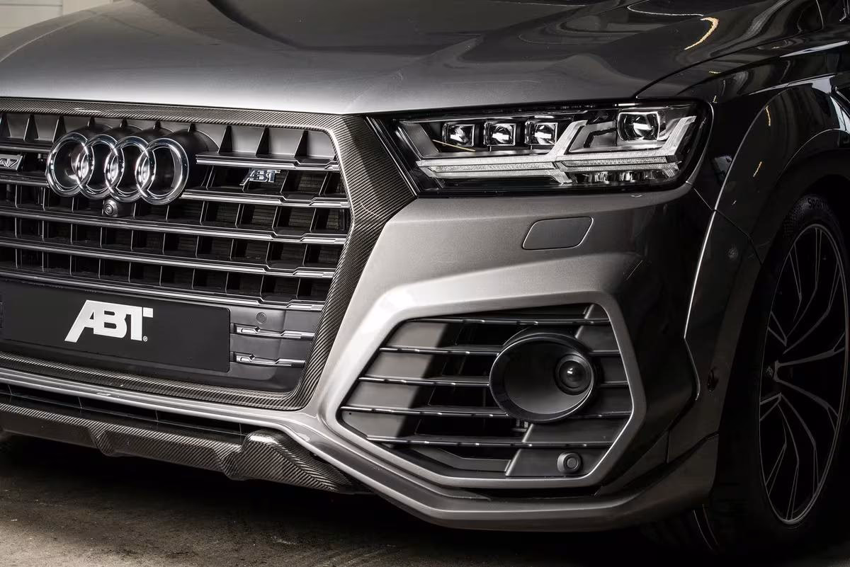 ABT: Frontansicht eines ABT Sportsline Audi RS Q8 mit Carbon-Grill und Matrix-LED-Scheinwerfern.