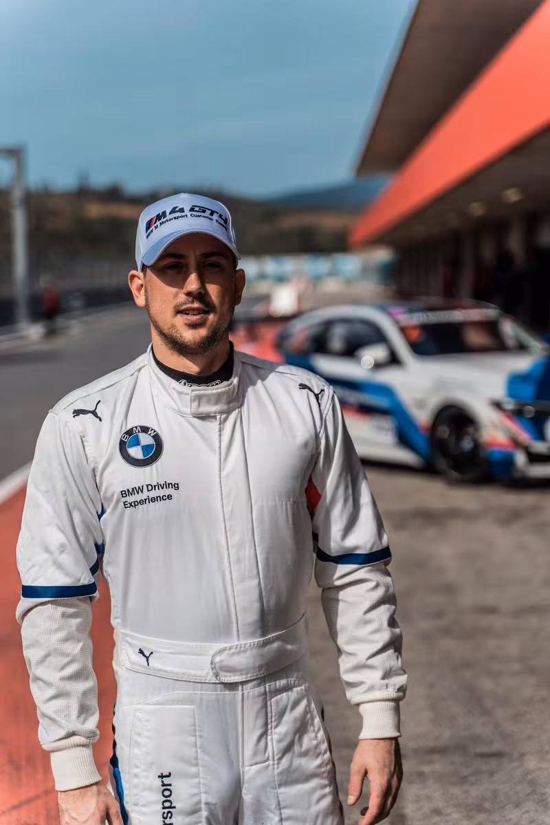 BMW Motorsport: Rennfahrer im BMW Racing Overall vor einem BMW M4 GT4 Rennwagen