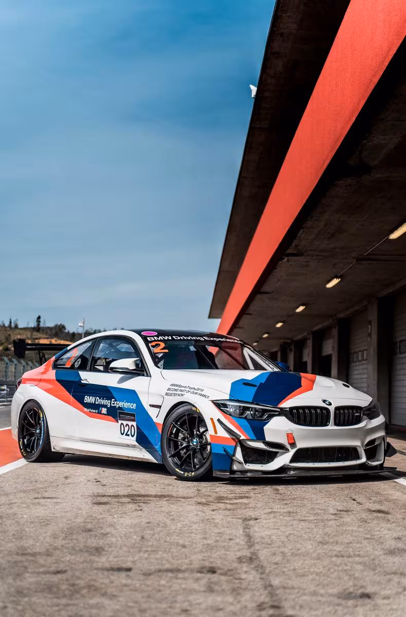 BMW M235i Racing Coupé mit „Driving Experience“-Lackierung in der Boxengasse.