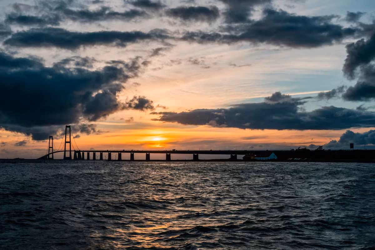 Copenhagen: Silhouette einer Hängebrücke über dem Meer bei dramatischem Sonnenuntergang
