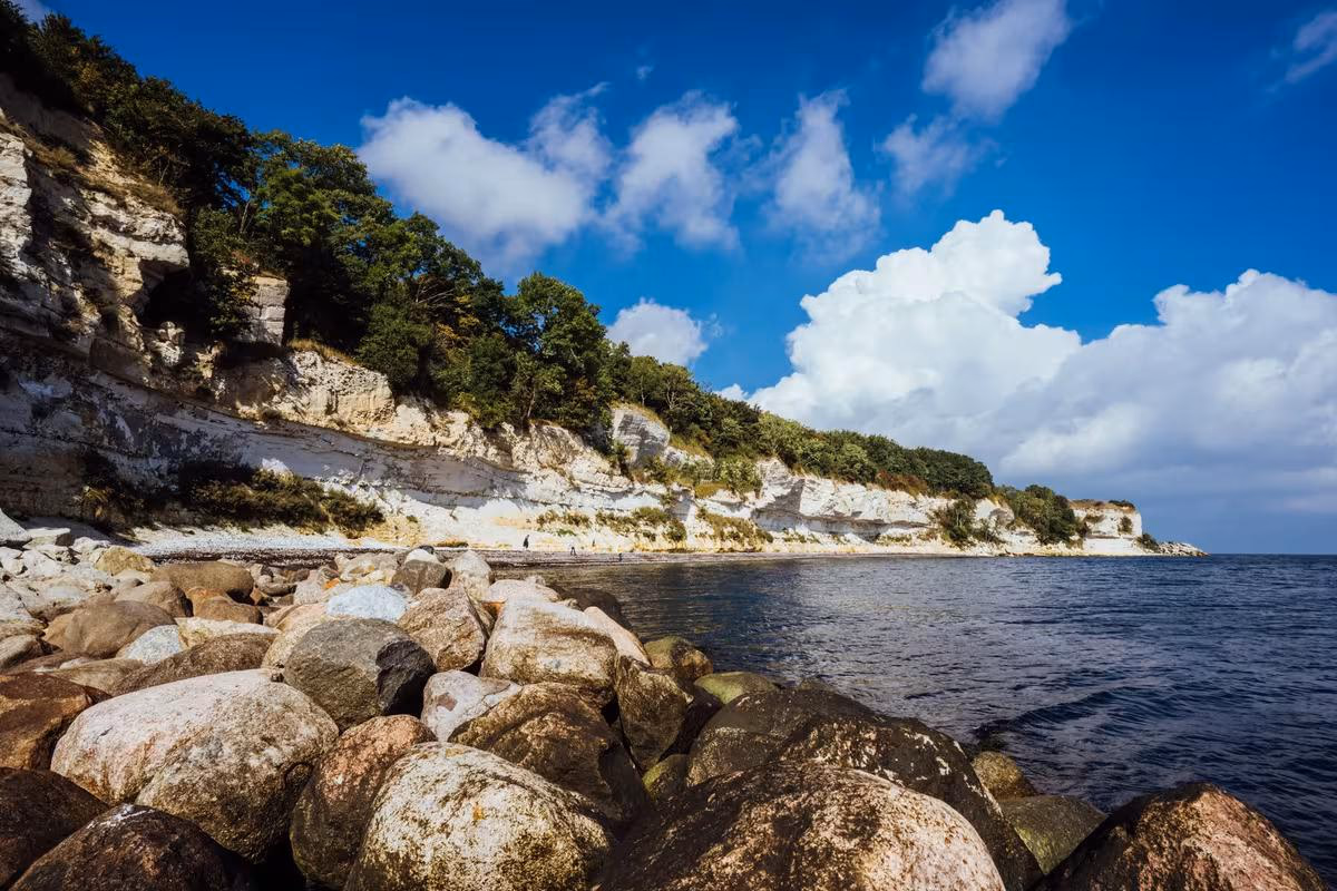 Copenhagen: Küstenlandschaft mit Felsklippen, Strand und blauem Himmel