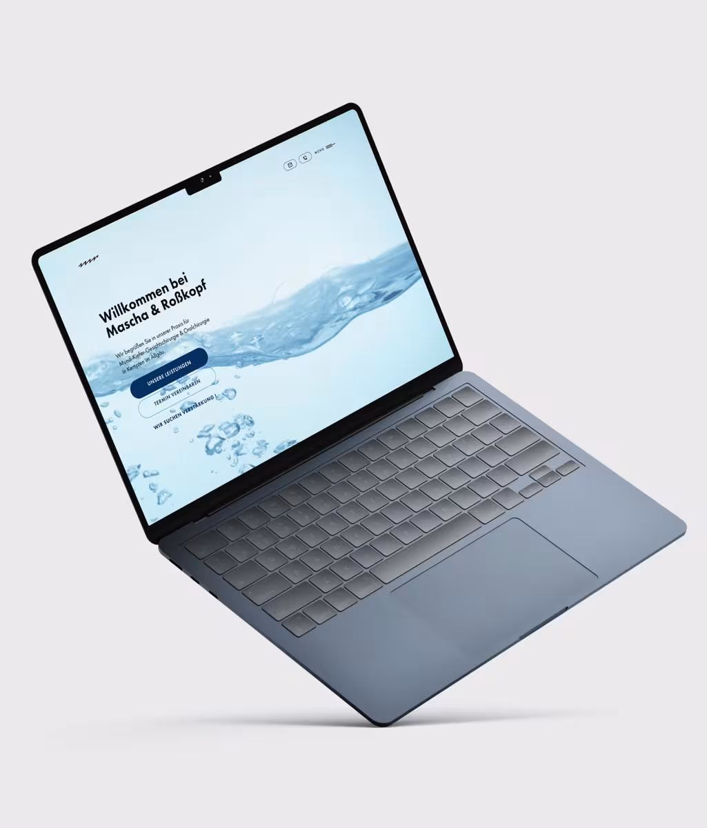 Laptop mit Website „Willkommen bei Mascha & Roßkopf“ und Wasser-Background.