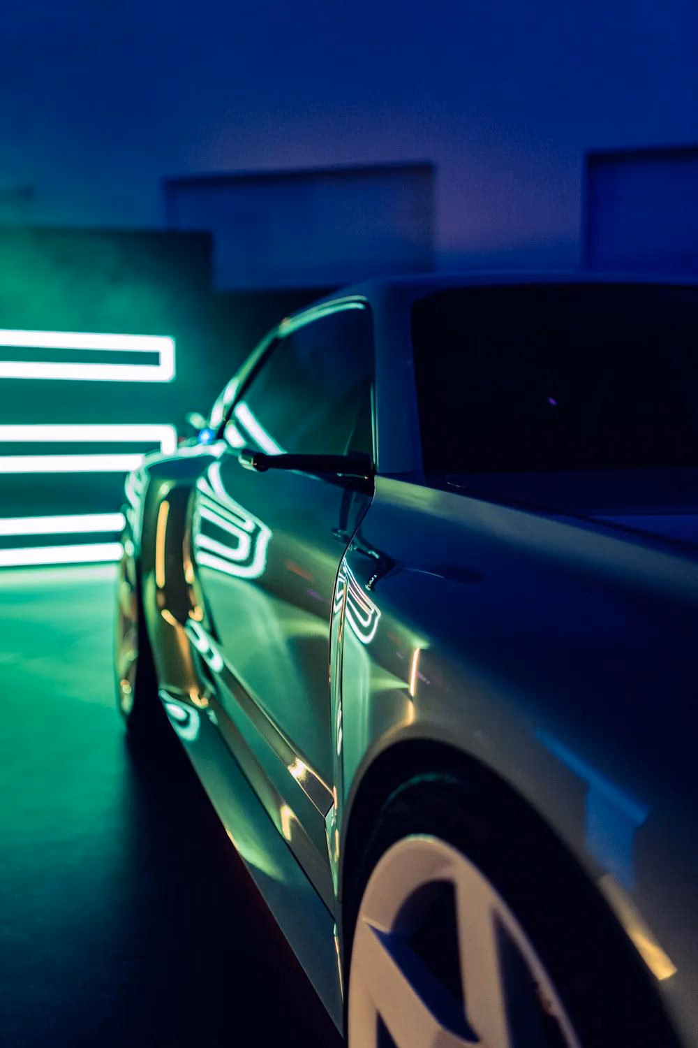 Silhouettierter E-Legend-Prototyp in dunkler Halle mit grünem Neonlicht
