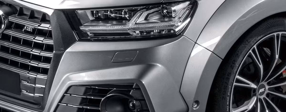ABT: Frontansicht eines ABT Sportsline Fahrzeugs mit Carbon-Details und Sportfelgen