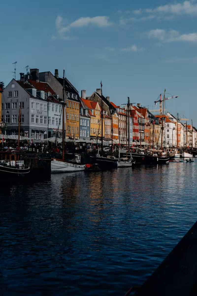 Copenhagen: Bunte Häuser und Segelboote am Hafen von Kopenhagen
