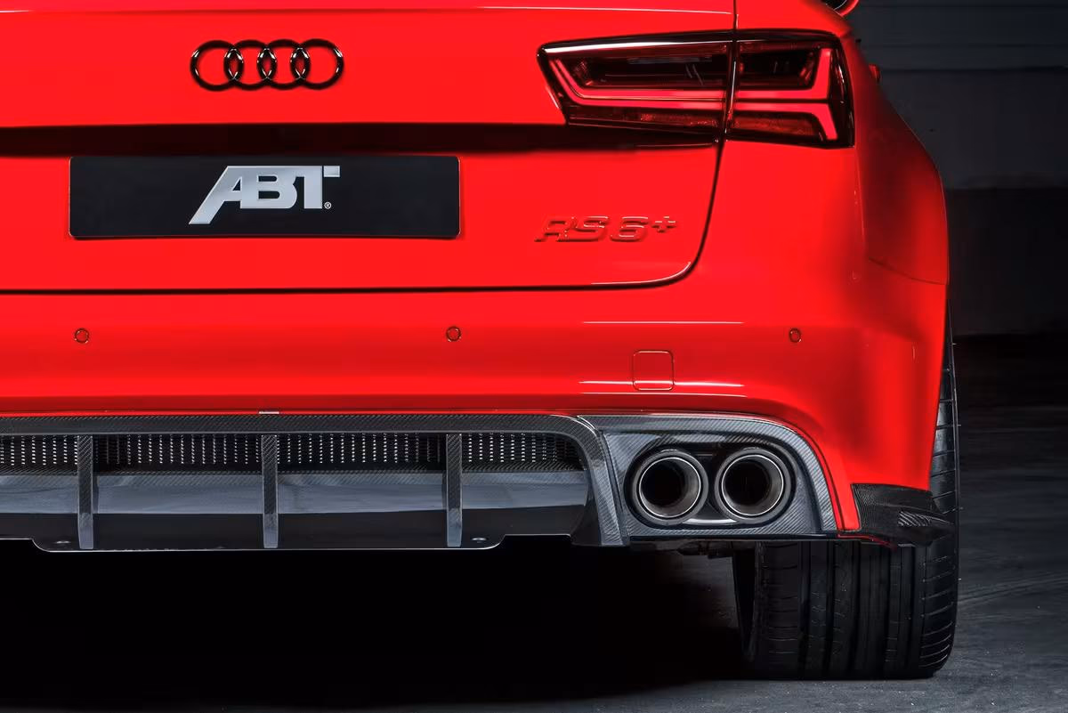 ABT: Rotes ABT RS 6+ Heck mit Audi-Logo und Carbon-Diffusor