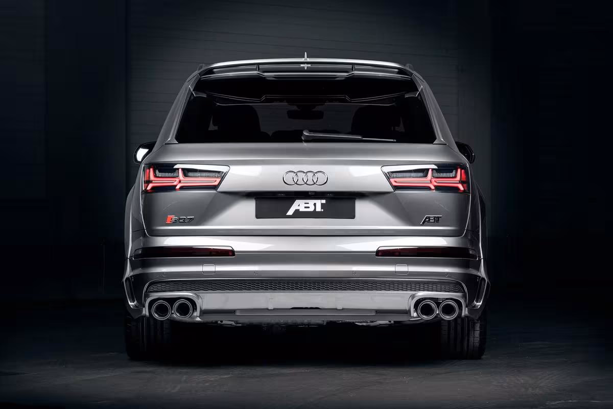 ABT: Silberner ABT Audi RS Q8 von hinten mit vier Auspuffendrohren