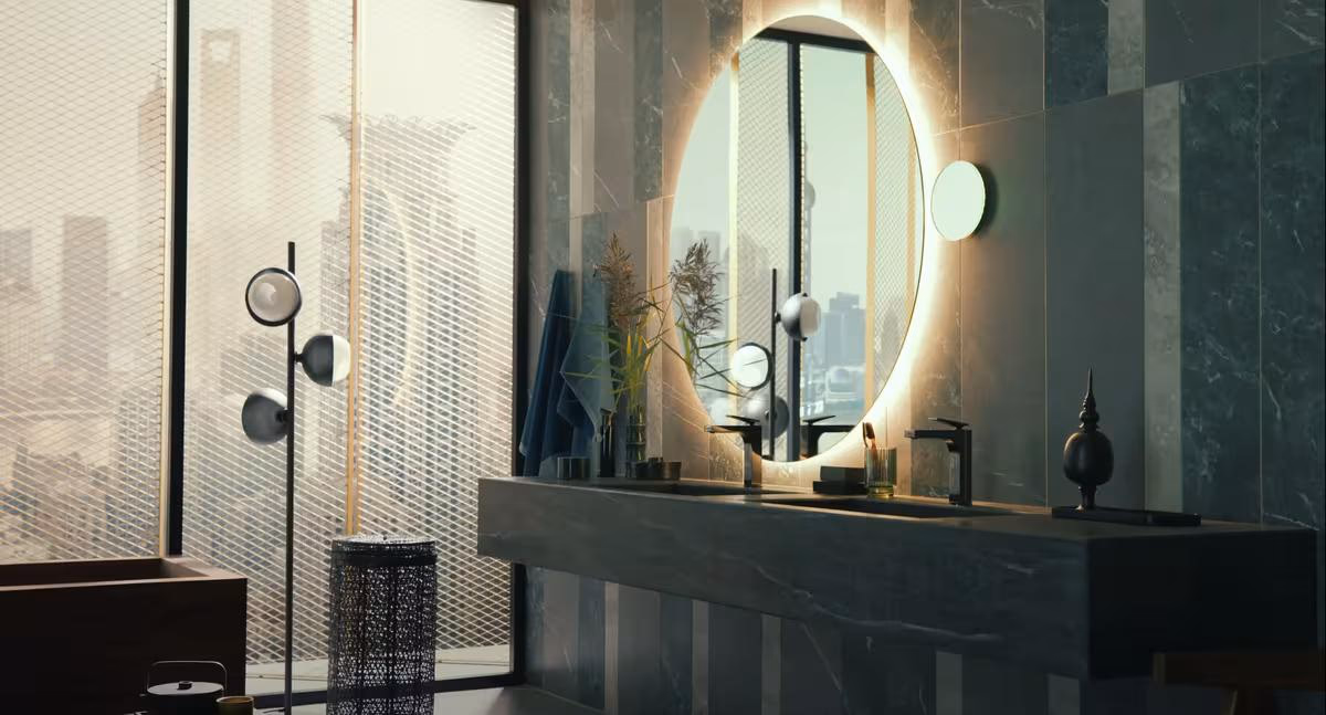 Axor: Luxuriöses Badezimmer mit rundem Spiegel, dunklem Marmor und Stadtblick.
