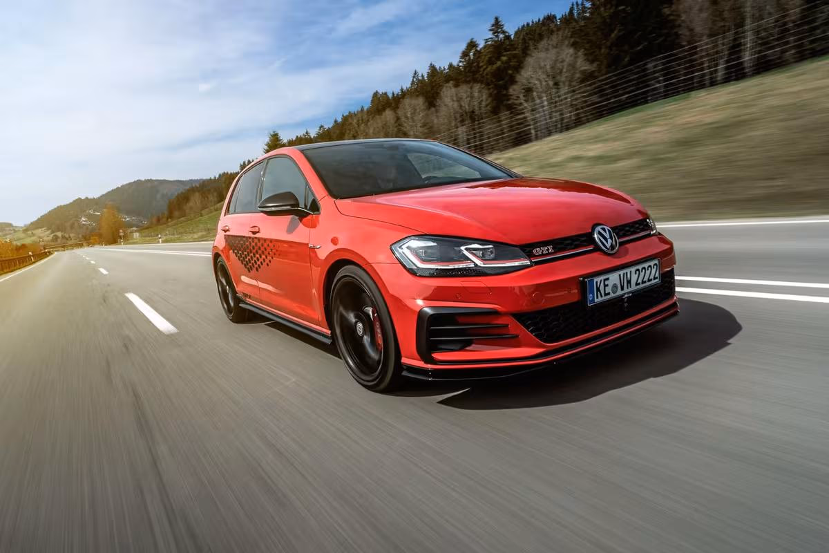 Volkswagen: Roter VW Golf GTI fährt auf einer Landstraße durchs Allgäu.