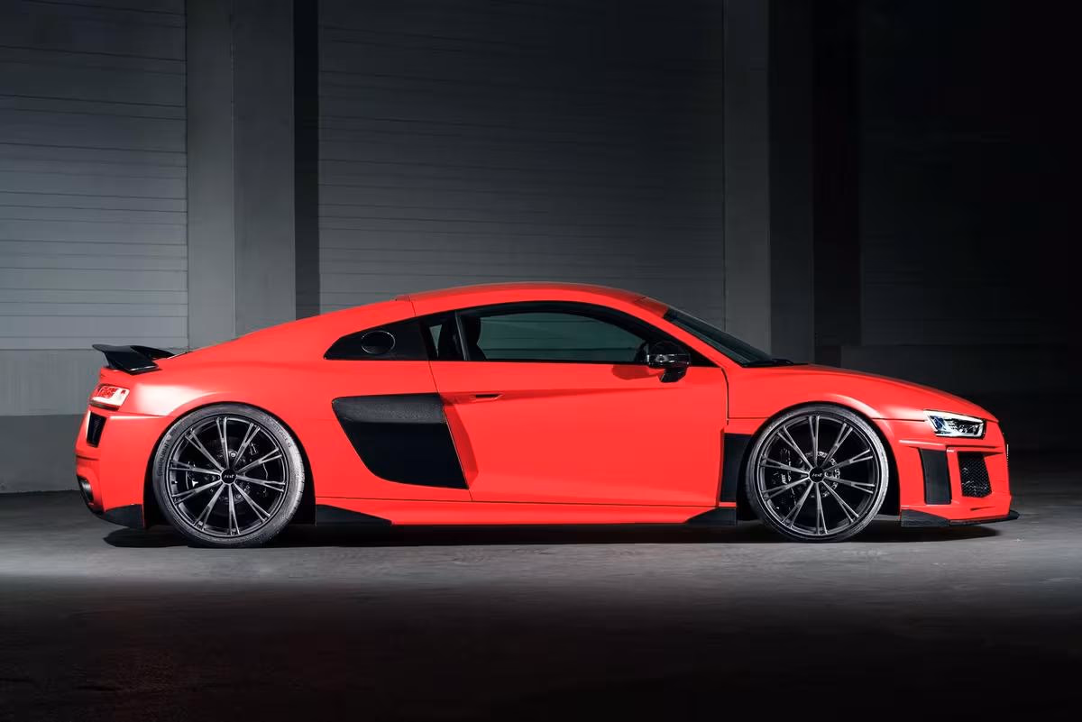 ABT: Roter ABT Sportsline Audi R8 im Seitenprofil vor dunklem Hintergrund.
