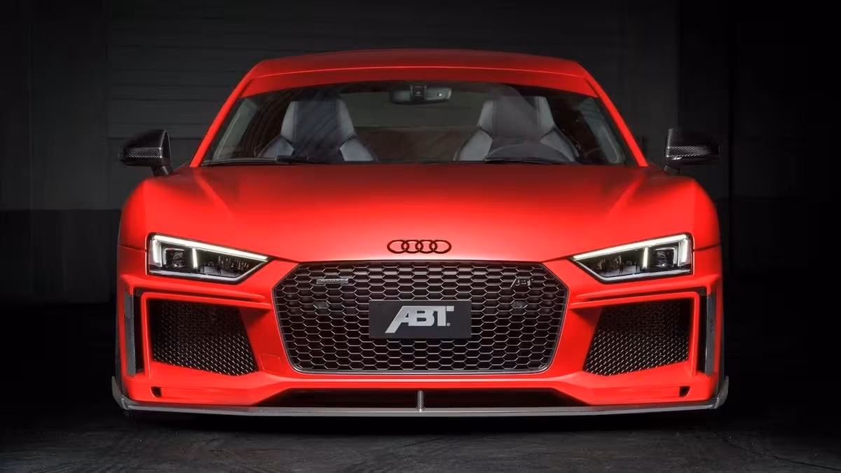 ABT: Rotes ABT Audi RS 5 Coupé frontal vor dunklem Hintergrund