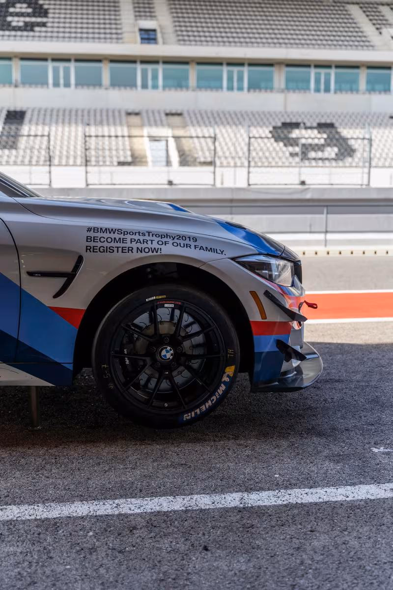 BMW M4 Motorsport-Rennwagen mit #BMWSportsTrophy2019-Aufdruck auf der Rennstrecke