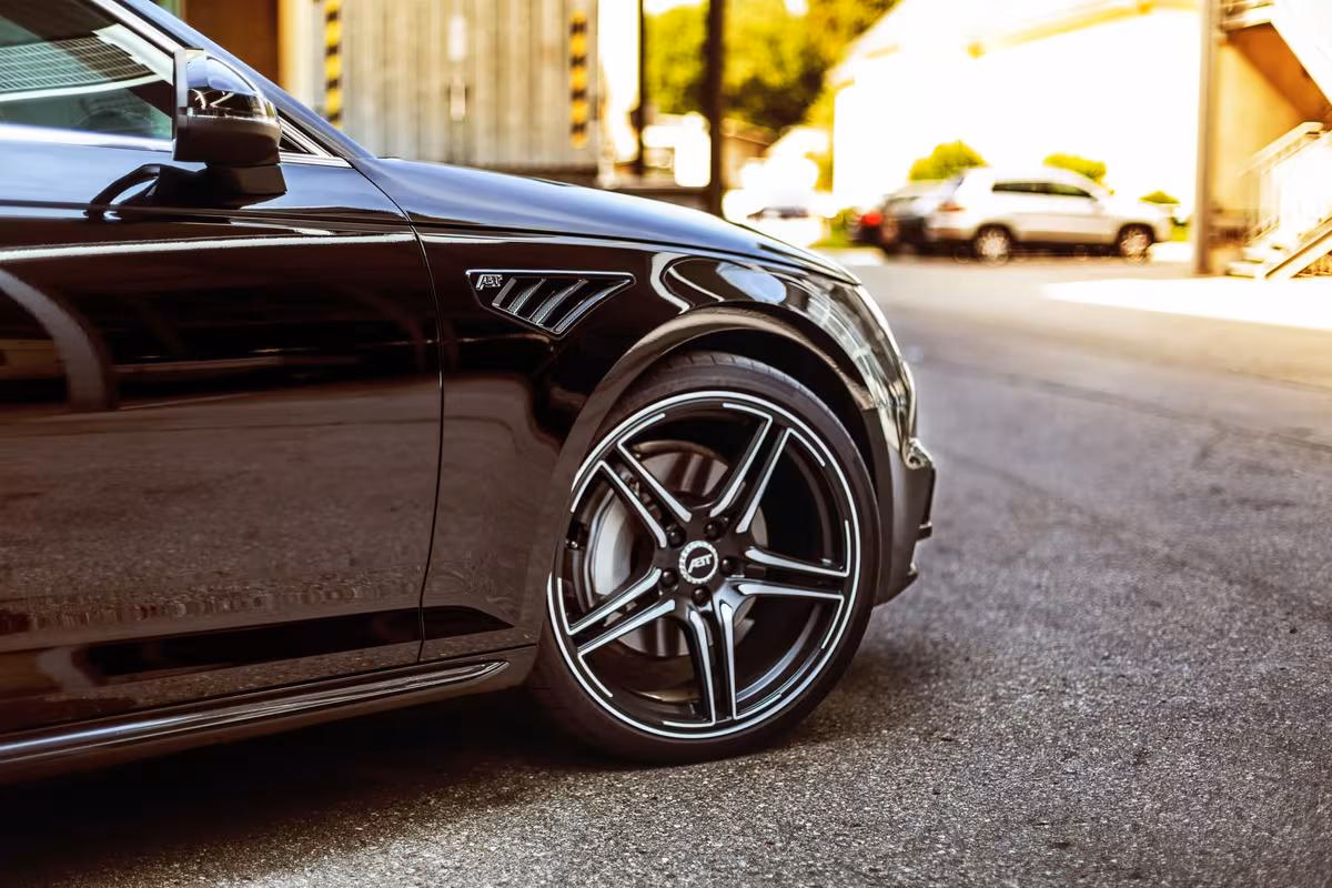 Audi: Schwarzer Sportwagen mit ABT-Felge, Detailaufnahme der vorderen Seite