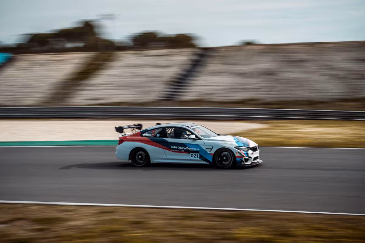 BMW Motorsport: BMW M240i Racing Coupé mit Startnummer 021 in voller Fahrt auf der Rennstrecke.