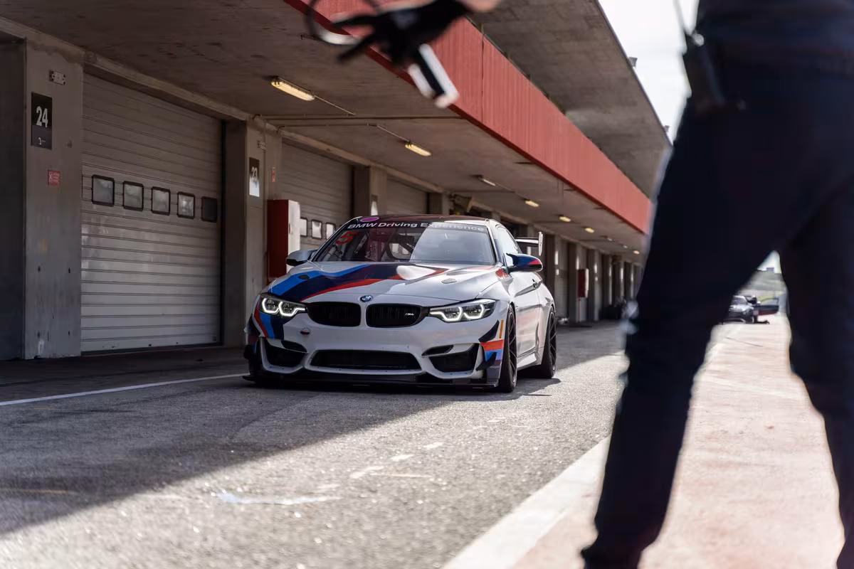 BMW M6 GT3 mit Motorsport-Lackierung vor einer Boxengasse.