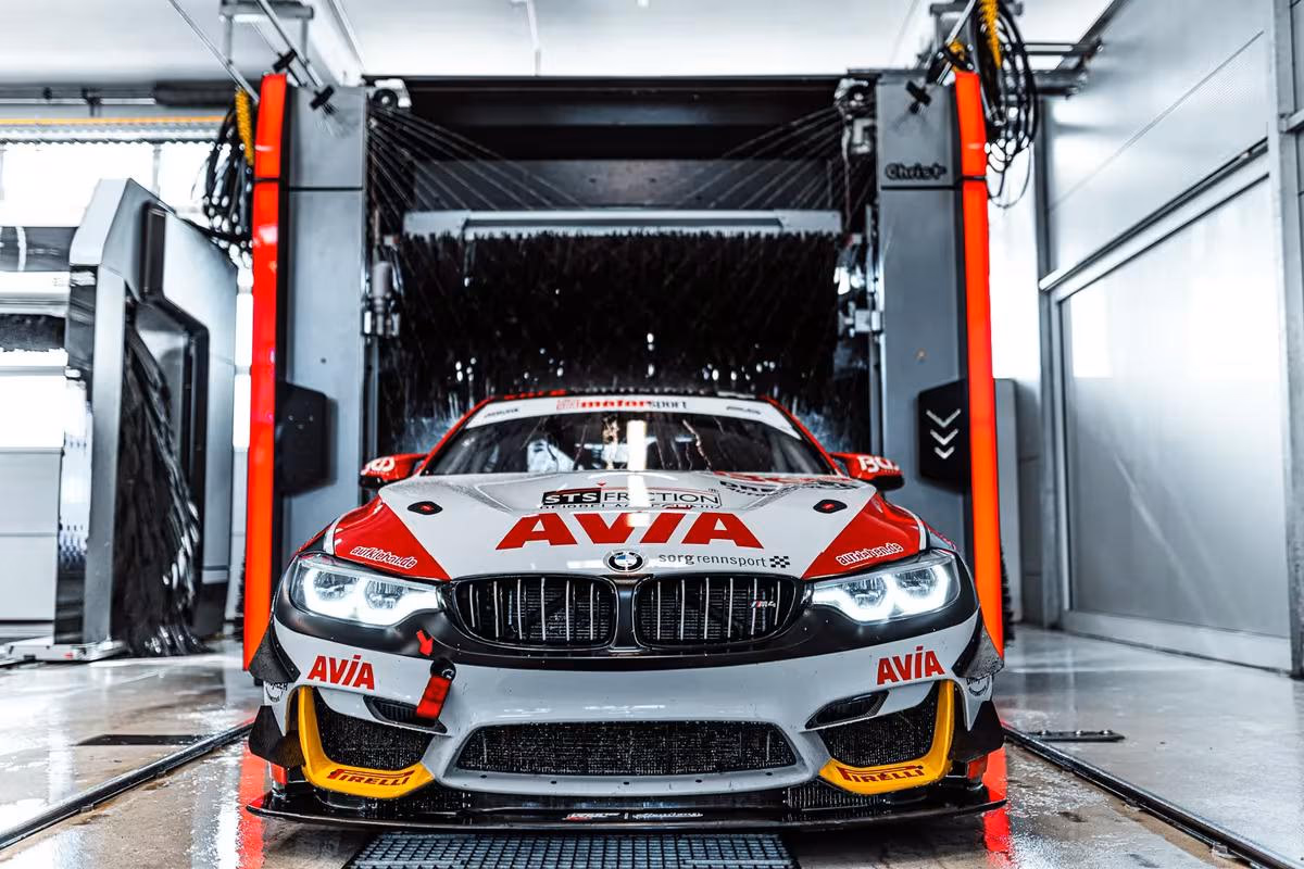 Christ Wash Systems: Rennwagen in automatischem Waschsystem mit rot-weißer Avia-Lackierung