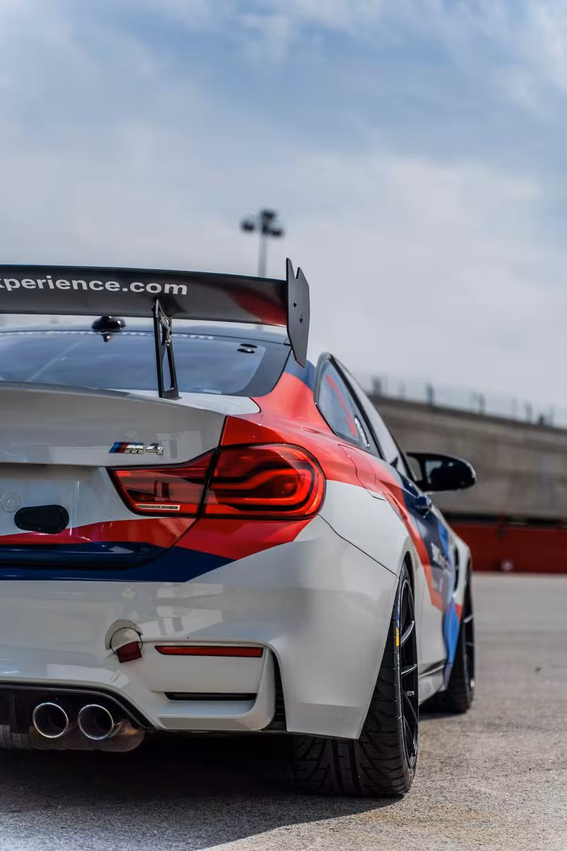 BMW M4 Motorsport mit großem Heckflügel auf der Rennstrecke