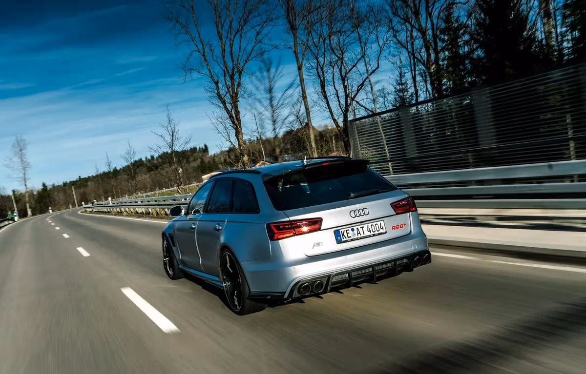 Silberner Audi RS6 Avant fährt auf einer Landstraße durch das Allgäu.