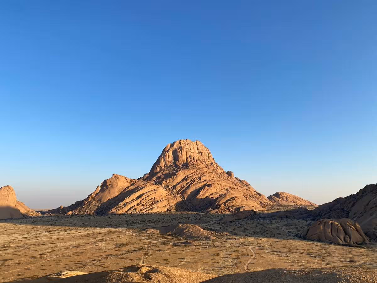 Fujifilm: Felsformation in der Wüste bei warmem Abendlicht und blauem Himmel.