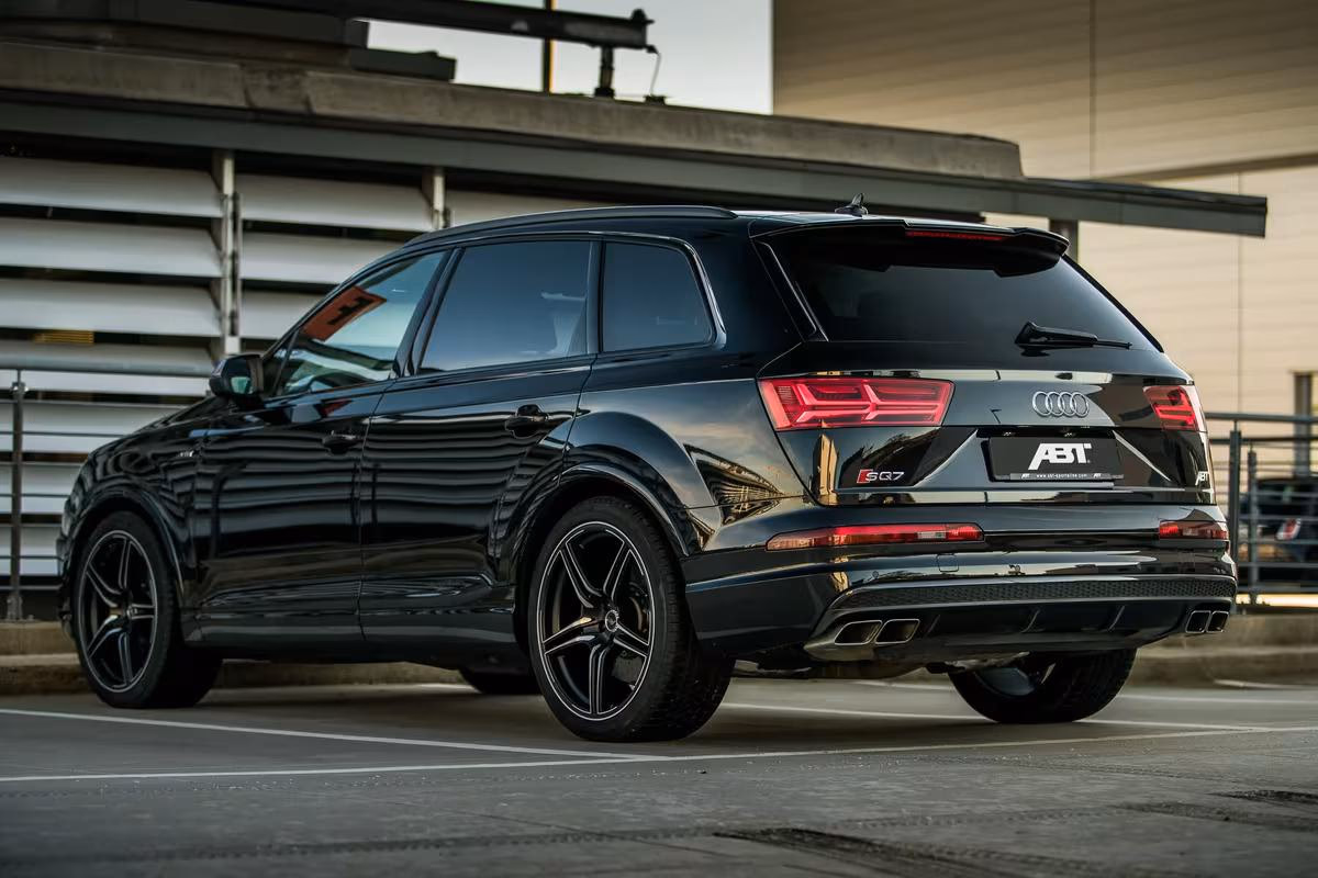 Schwarzer Audi SQ7 mit ABT-Logo und sportlichen Felgen von hinten