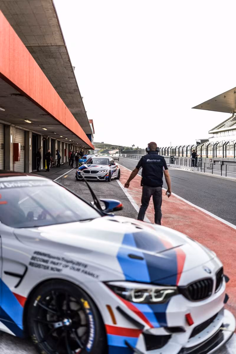 BMW Motorsport: BMW M235i Racing-Coupés im Boxengasse-Bereich mit Crew-Mitglied.