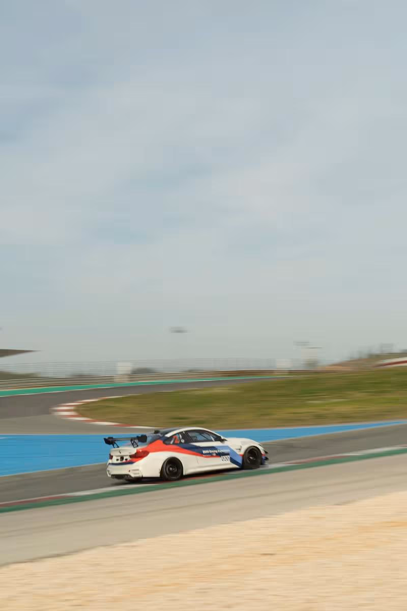 BMW M6 GT3 Rennwagen mit Motorsport-Lackierung auf der Rennstrecke.