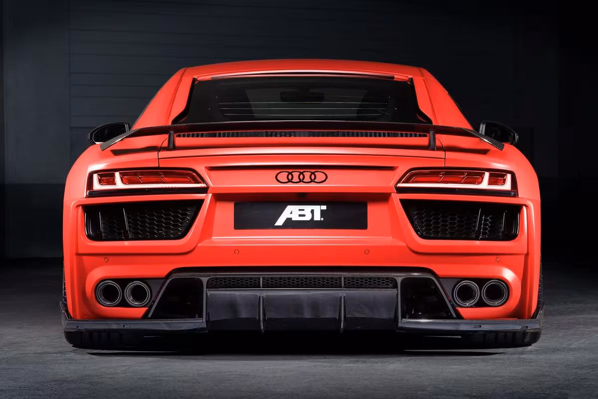 ABT: Rotes ABT-Modell von hinten mit Audi-Logo und Carbon-Diffusor