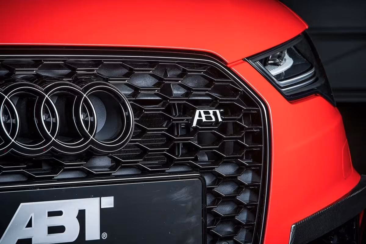 ABT: Nahaufnahme des roten ABT Sportsline Frontgrills mit Audi- und ABT-Logo