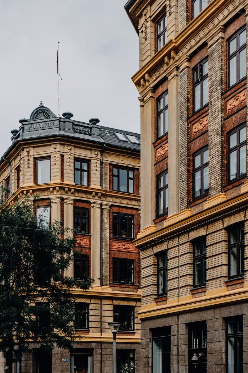 Copenhagen: Historische Backsteinfassaden mit Zierwerk und Fenstern in Kopenhagen