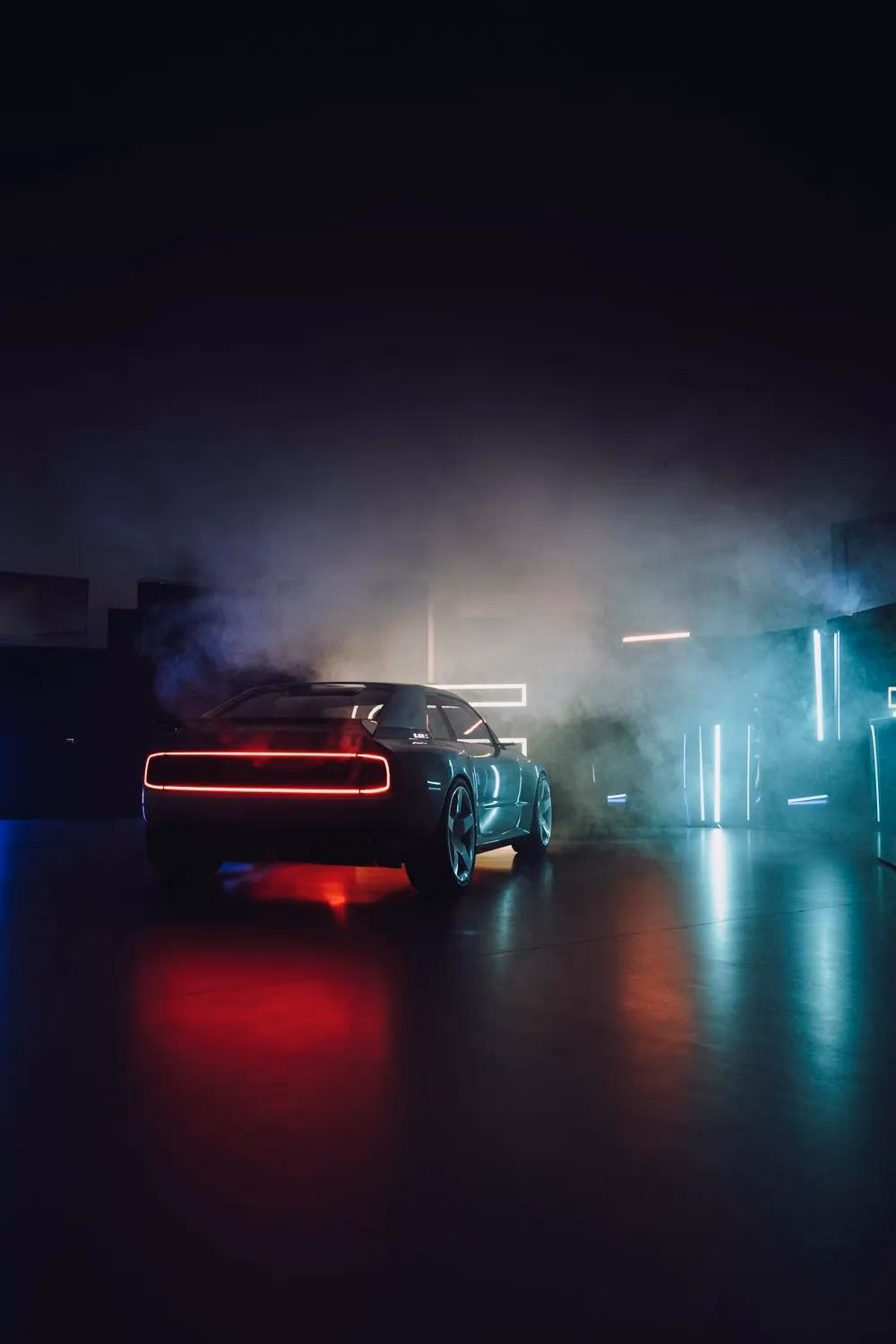 E-Legend Elektroauto mit rotem Leuchtstreifen in nebliger, dunkler Halle