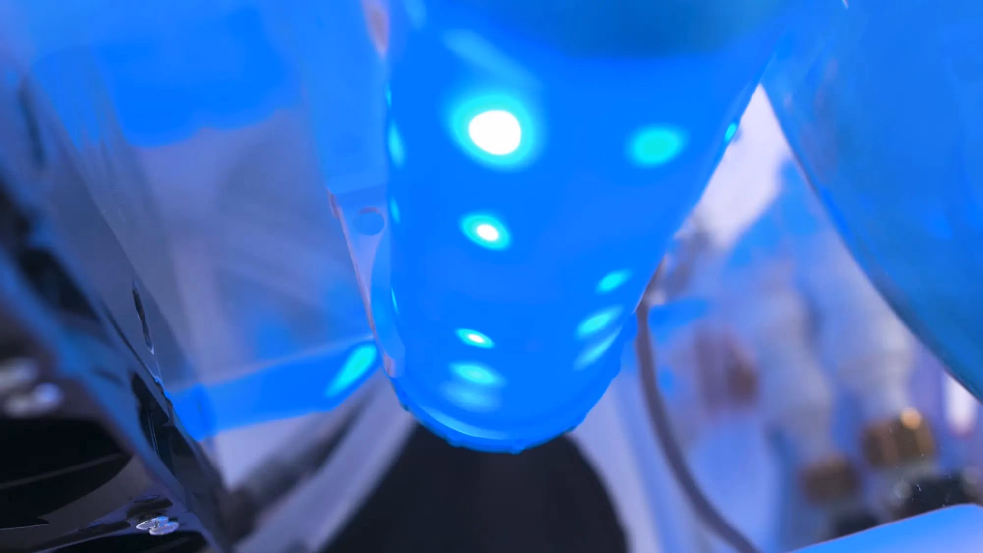 Nahaufnahme eines blau leuchtenden Jomoo-Prototyps mit punktförmigen Lichtern.