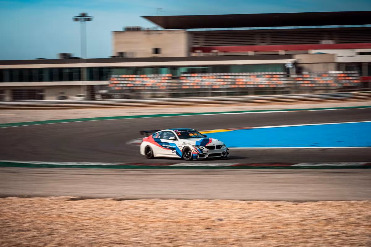 BMW M240i Racing Coupé mit Motorsport-Lackierung auf der Rennstrecke