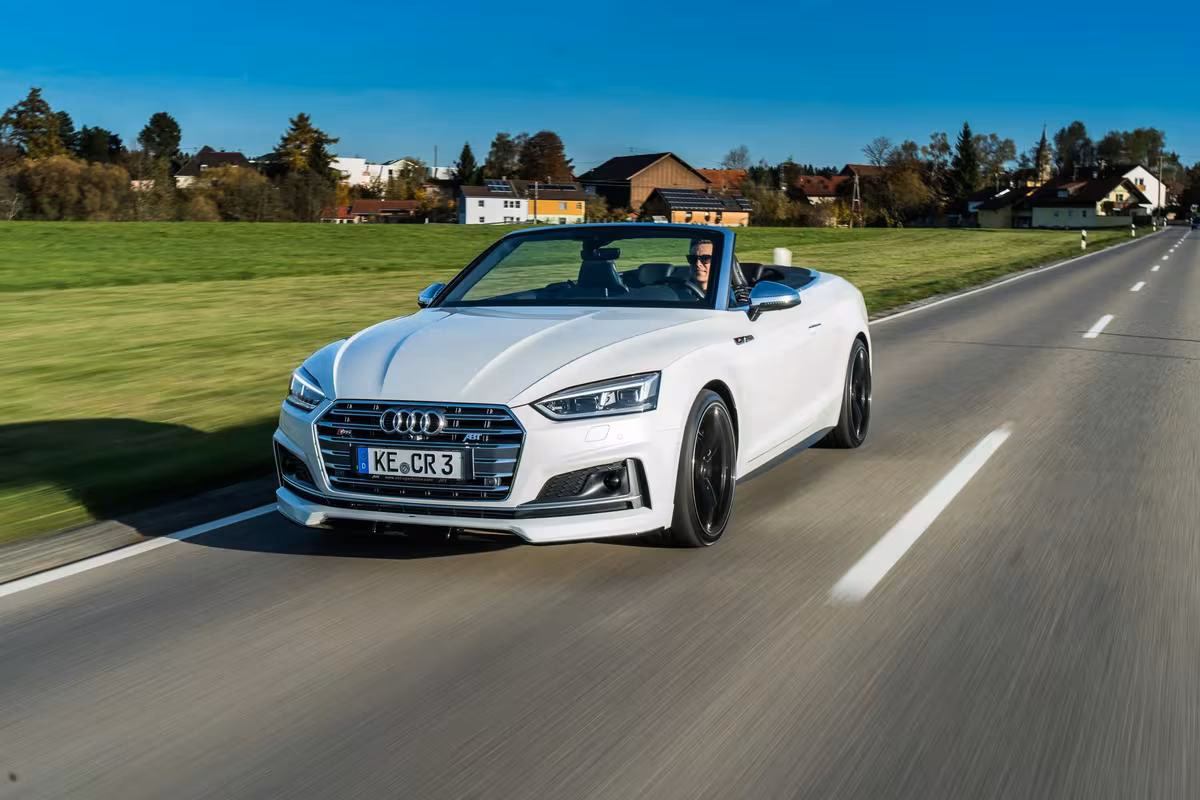 Weißer Audi A5 Cabriolet fährt auf einer Landstraße durchs Allgäu.