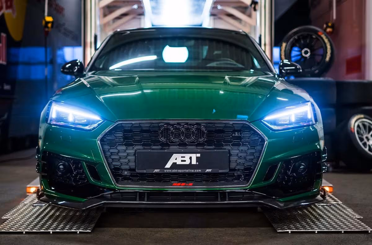 ABT: Frontansicht eines grünen ABT-Audi RS 5 auf einer Prüfstandsplatte.