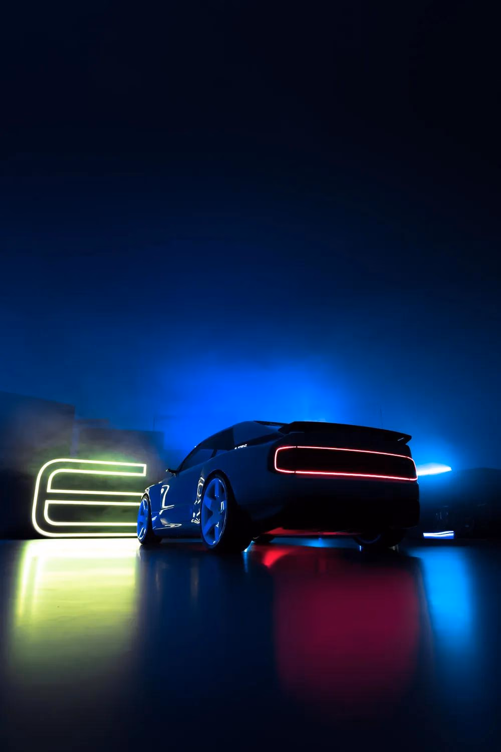 E-Legend: Sportwagen mit roten LED-Leuchten vor blauem Neonlicht und gelbem Logo.
