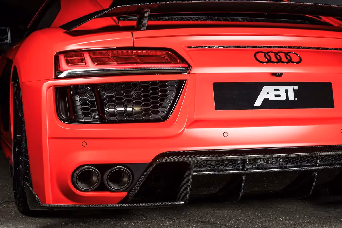 ABT: Rotes ABT-Sportwagen-Heck mit Audi-Logo, ABT-Schriftzug und Carbon-Diffusor