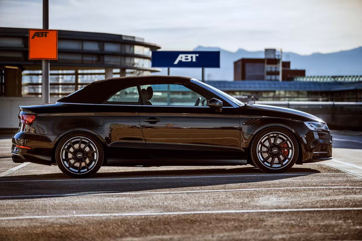 Audi: Schwarzer ABT Cabriolet auf dem Parkplatz vor dem ABT-Gebäude