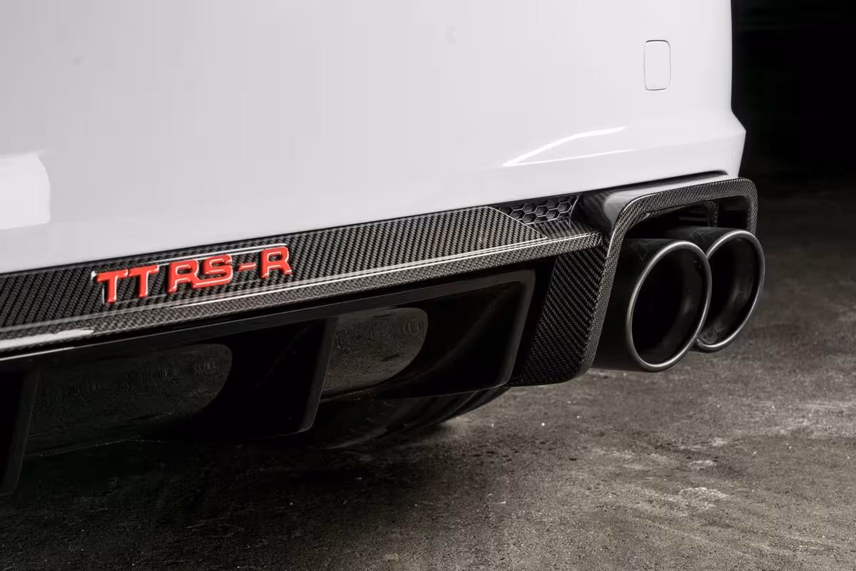ABT: Carbon-Heckschürze mit rotem TT RS-R-Schriftzug und Doppelauspuff