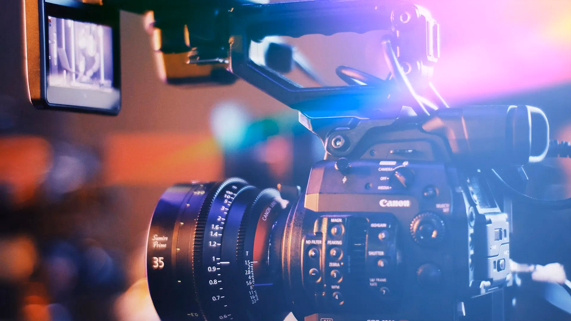 Canon-Kamera mit Sigma-Objektiv und Farbverläufen im Hintergrund
