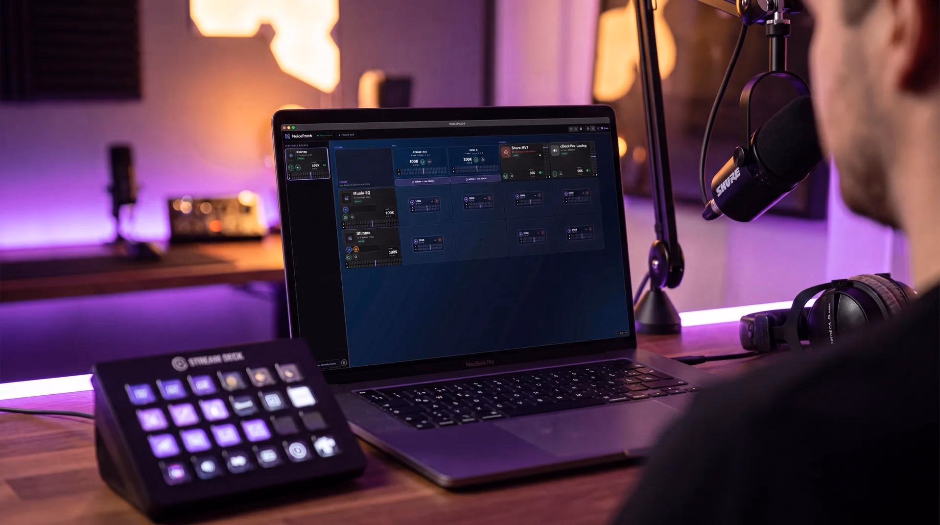 Laptop mit NoicePatch-Software, Stream Deck und Mikrofon im beleuchteten Studio-Setup.