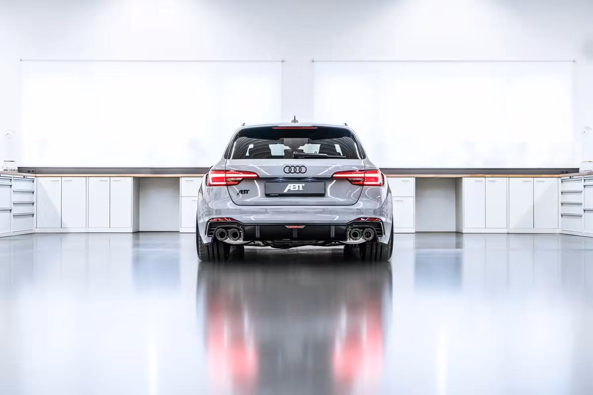 Silberner Audi RS6 mit ABT-Logo, Heckansicht in weißem Studio
