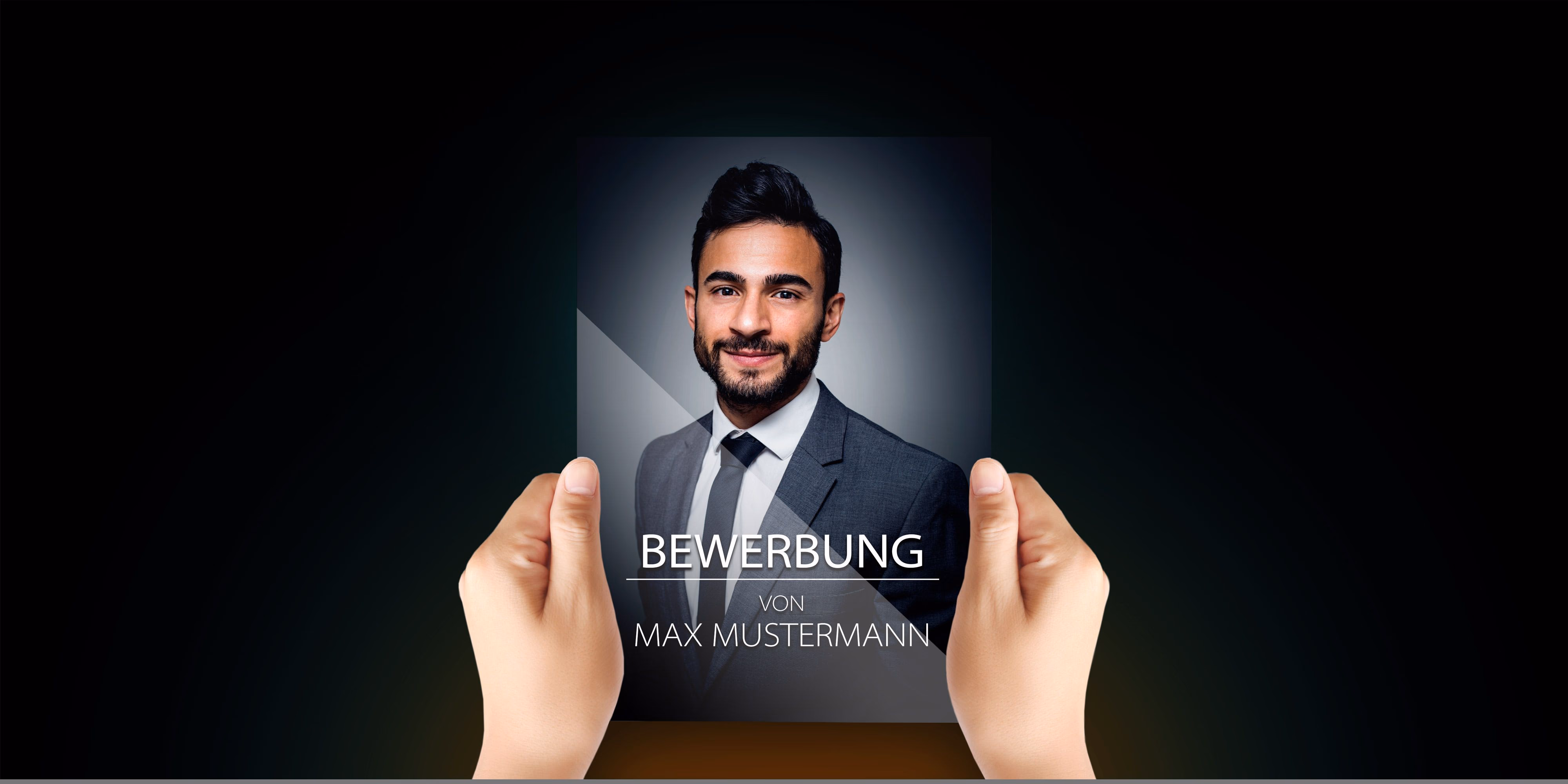 Hände halten Bewerbungsfoto mit Text „BEWERBUNG VON MAX MUSTERMANN“