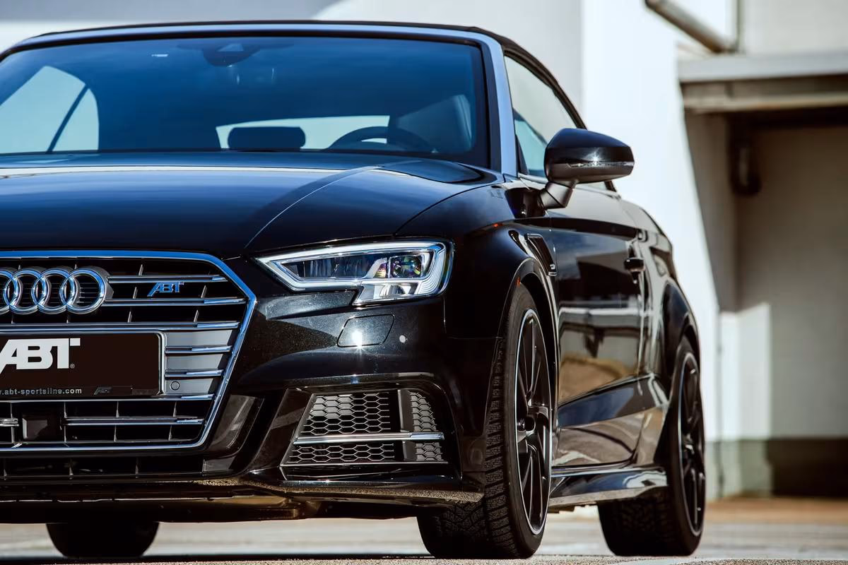 Schwarzer Audi Cabriolet mit ABT-Logo am Kühlergrill und an der Front.